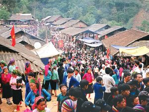 The crowded Khau Vai love market attracts many people from the villages