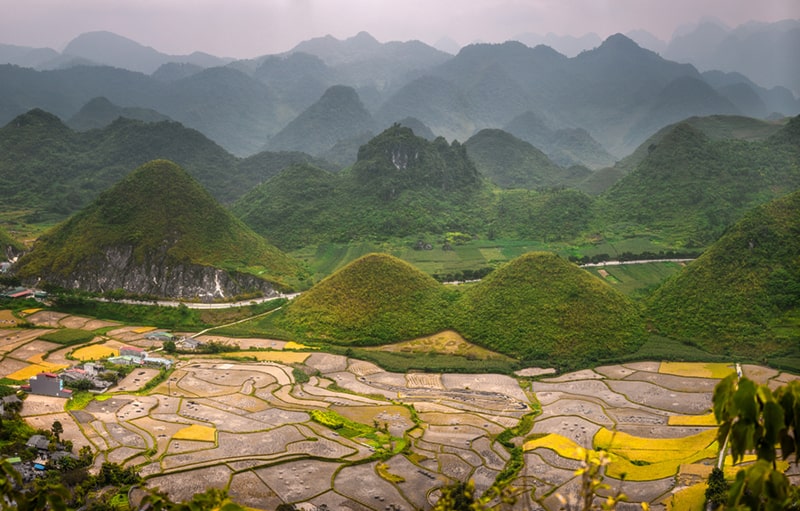 The natural picture of Quang Ba Twin Mountain changes seasonally